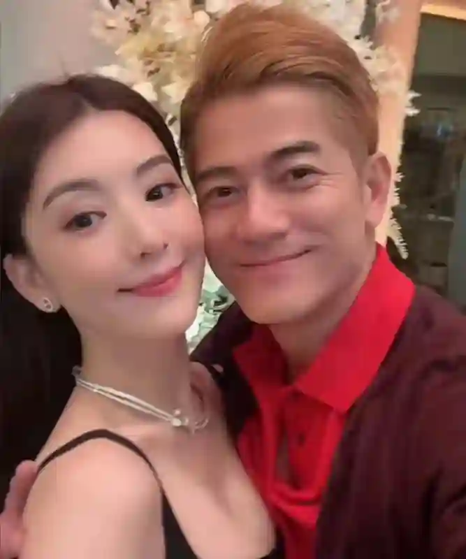 方媛带娃看郭富城演唱会，孕味十足圆润一圈，俩女儿侧脸像爸爸