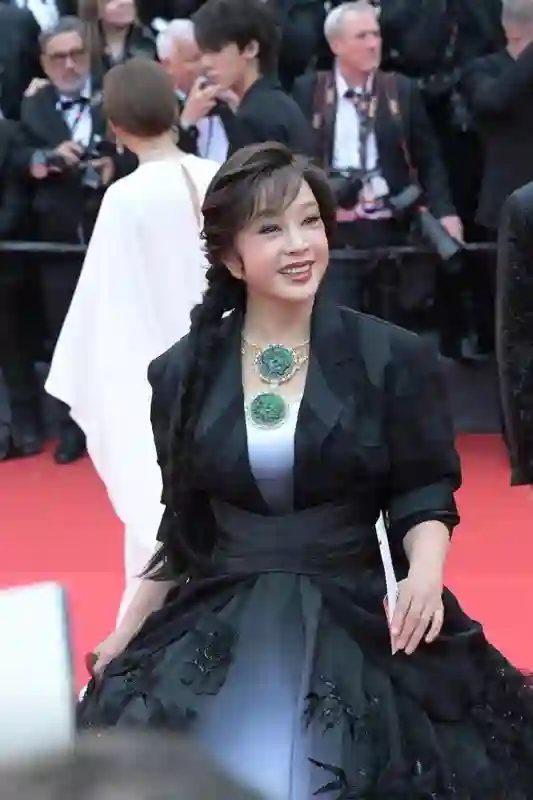 中国女星戛纳巅峰对决：她穿成东方名伶扛住生图，而她一改面相清纯变凌厉……