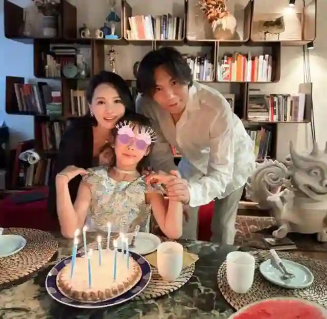 伊能静一家三口巴黎度假为女儿庆生，儿子哈利却独自一人在西班牙