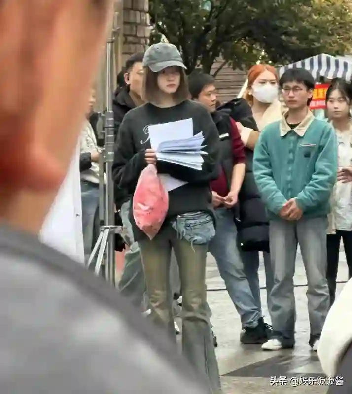 关晓彤怎么肿了？比旁边男的还壮，网友：认不出！