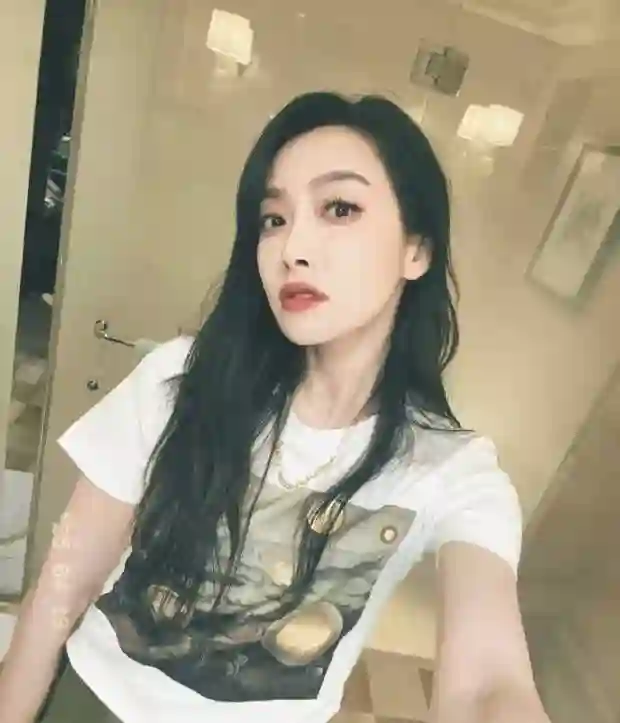 宋茜白U领背心秀窈窕曲线，对镜自拍随性又慵懒