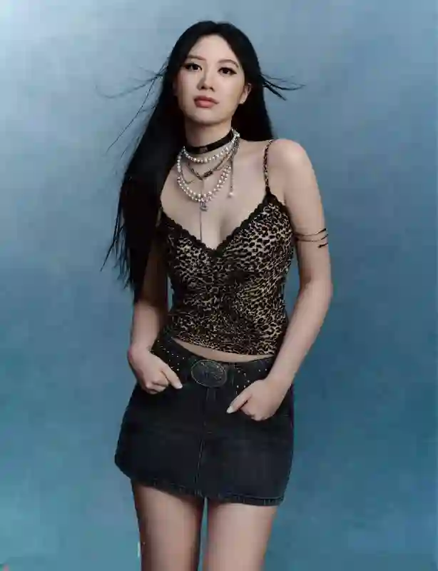 甄子丹妻子女儿拍时尚大片！大秀1米8好身材，21岁甄济如长腿抢镜