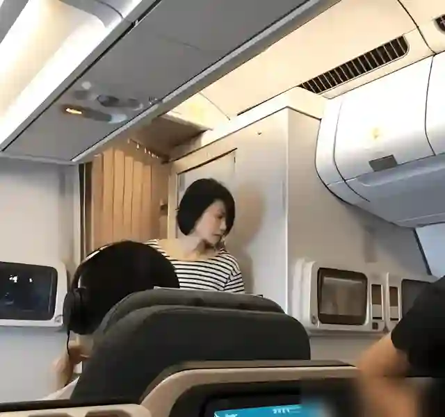 55岁王菲登机被偶遇，身材保养得非常好，腰好细，精神状态也不错