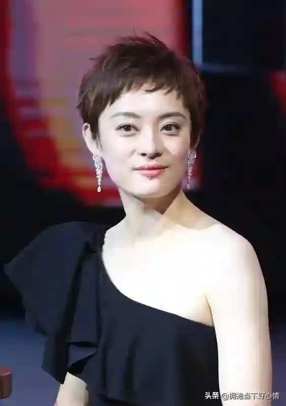 孙俪小区遛狗，素颜现身太自然，邻家感十足圈粉无数