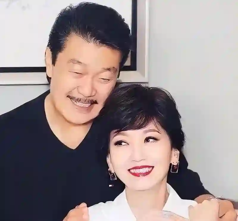 每个家庭都有苦衷，72岁的赵雅芝为何不敢退休，为了养活一家5口