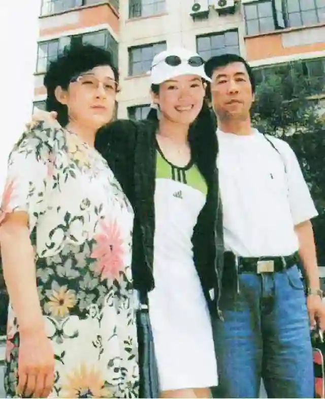 46岁章子怡摔伤后现身澳门，带妈妈购物恢复如初，妈妈也背名包