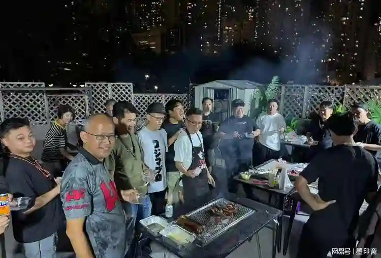 张晋晒全家福庆51岁生日，举办超大型生日会，一家五口互动超有爱