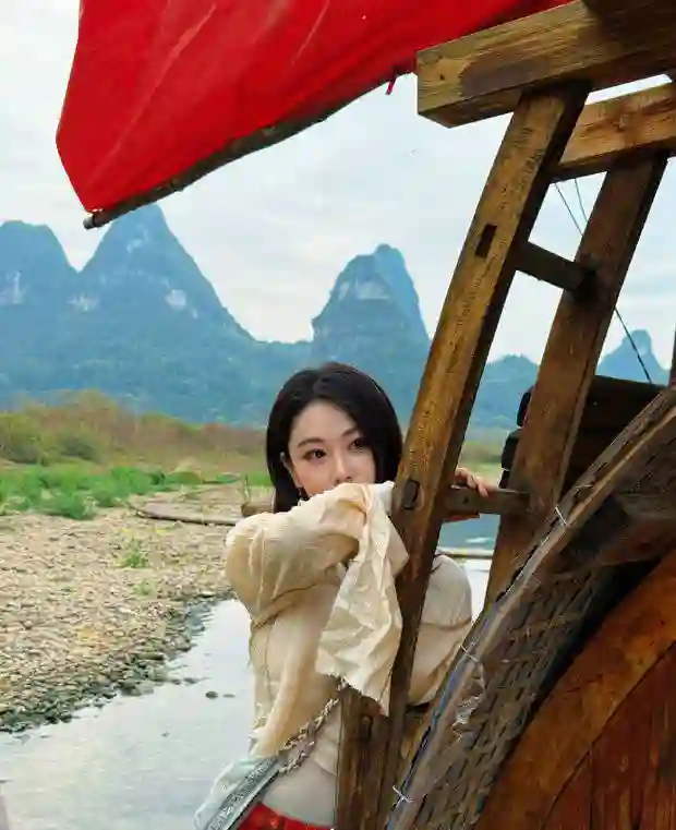 张馨予演绎少数民族风情，饰品与笑容成绝配