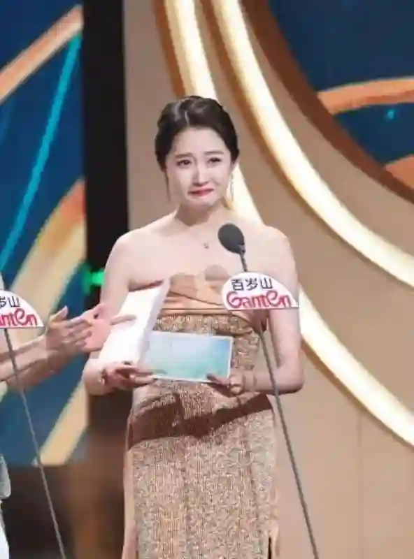 鹿晗演唱会独缺关晓彤，七年情感成谜，舞台大屏暗藏玄机
