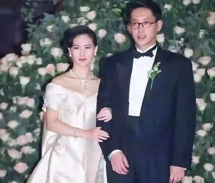 何超琼观看谢霆锋演唱会，前夫许晋亨也在，55岁李嘉欣被人搀扶