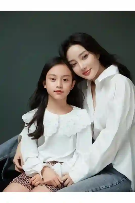 李小璐带女儿看侃爷演唱会，13岁甜馨穿豹纹吊带，母女都是夜店风