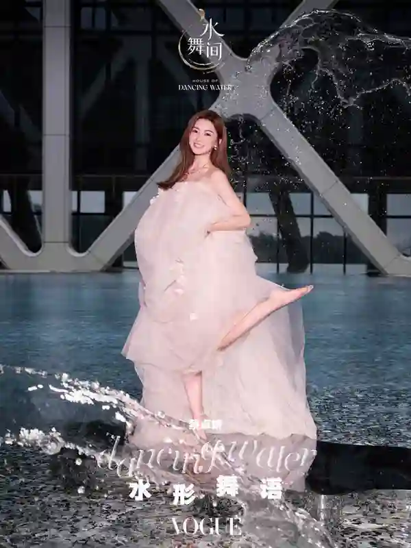 蔡卓妍蓝色抹胸裙造型惊艳，清新气质拉满！