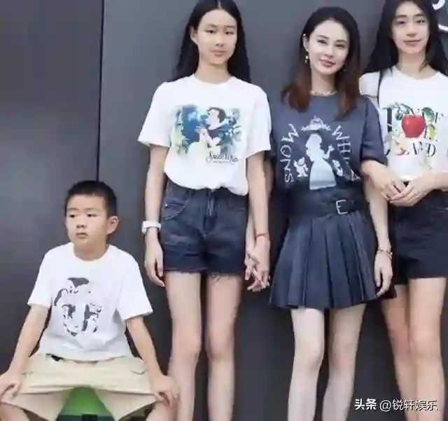 佟大为带全家打卡武夷山！大女儿神似王祖贤 儿子搂姐姐手臂超温馨
