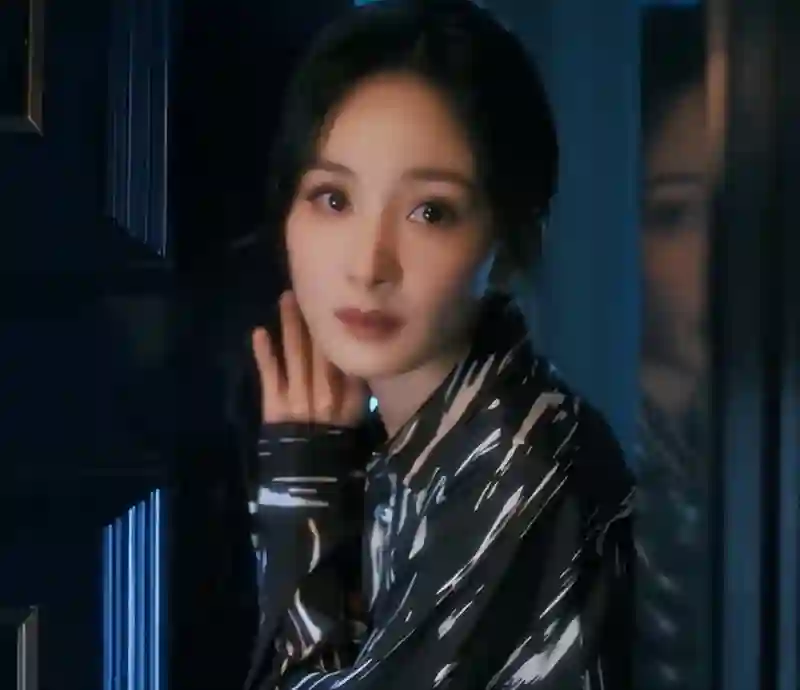 澳门这一晚，被“全裹”出镜的杨幂惊艳，没穿暴露礼服却秒杀全场