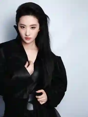 刘亦菲<em>黑裙</em>造型大气出众，薄荷色手袋巧搭出灵动质感