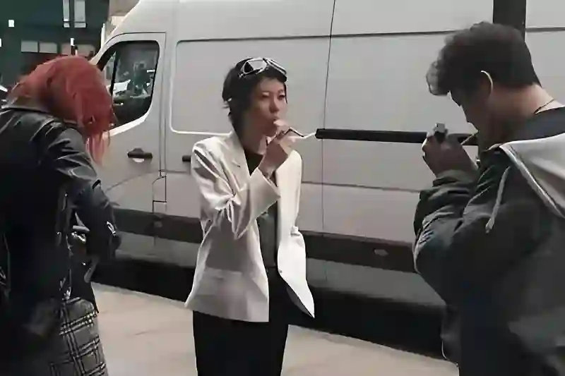 王菲小女儿抽烟？李嫣夹烟照曝光，母女仨都是烟民，网友褒贬不一