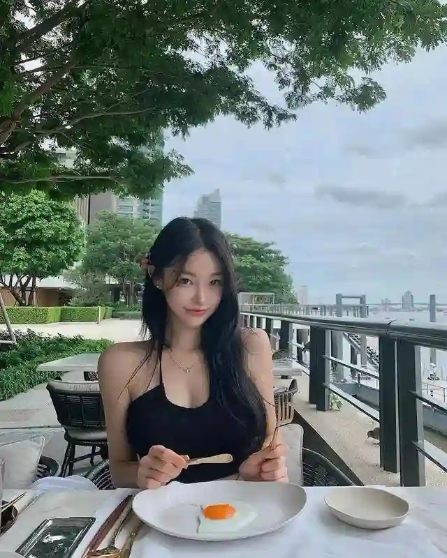 显腿长的秘密：瑜伽裤穿搭显瘦公式，轻松穿出蜜桃臀