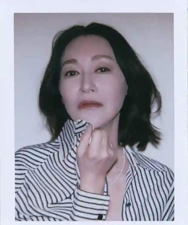 条纹衬衣搭配短发拍摄撕拉片 惠英红诠释酷飒与活力并存的时尚感