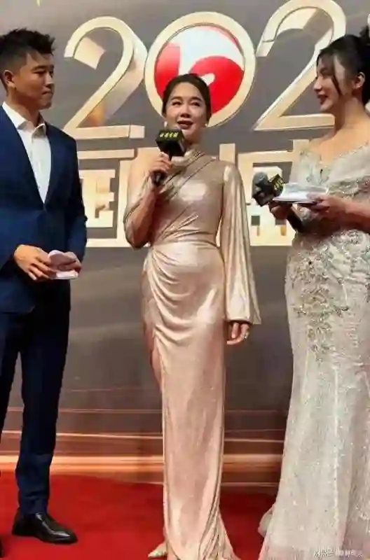 48岁左小青走红毯，尴尬不尴尬？看完我直呼难堪，何必呢