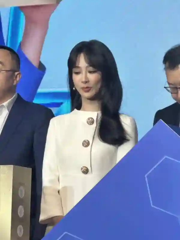 33岁杨紫爆瘦后大变样！穿白色长裙满脸胶原蛋白，简直美到要命！