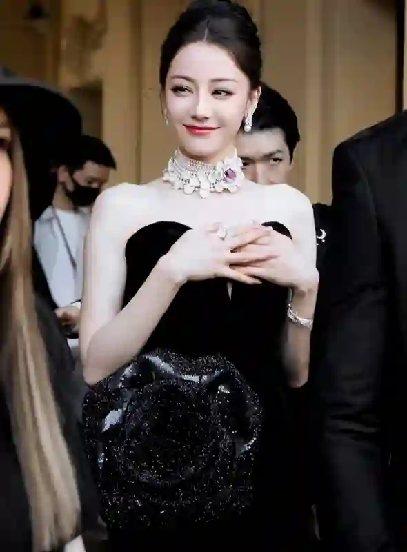 巴黎这一夜：迪丽热巴再捂胸名场面，辛芷蕾肿了，向佐穿了个啥