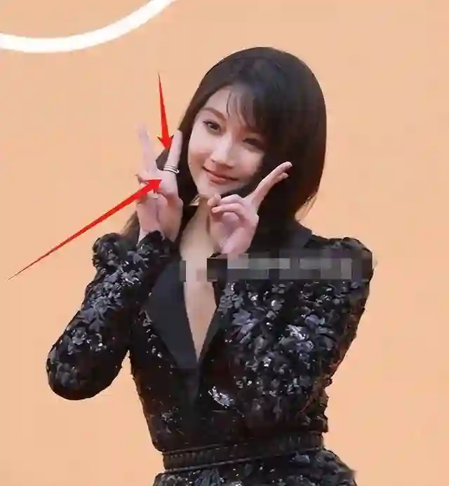 手上戴着戒指！关晓彤鹿晗事件发生后公开露面，答案已经不言而喻