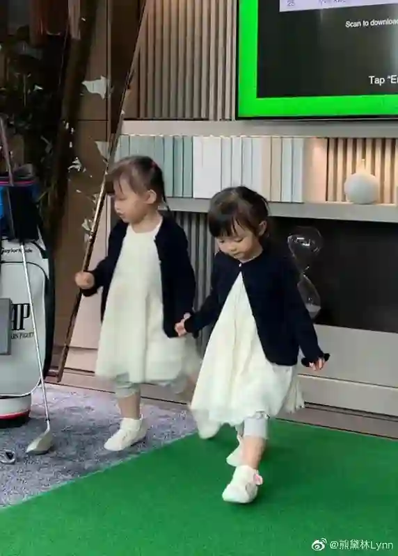 好久不见熊黛林，双胞胎女儿差距越来越大？