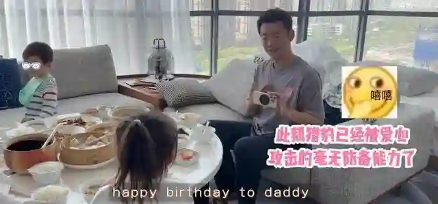 郑恺520晒一家五口日常，陪年迈父亲坐地铁，偷偷给他拍照很孝顺