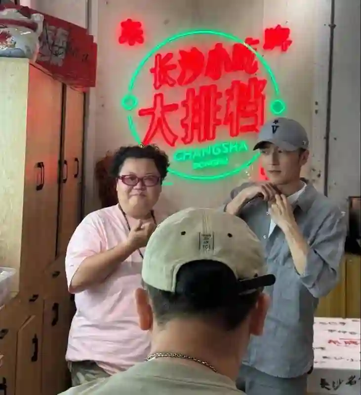 44岁谢霆锋长沙吃平价排档，戴帽子脸又小又秀气，可惜身高是硬伤