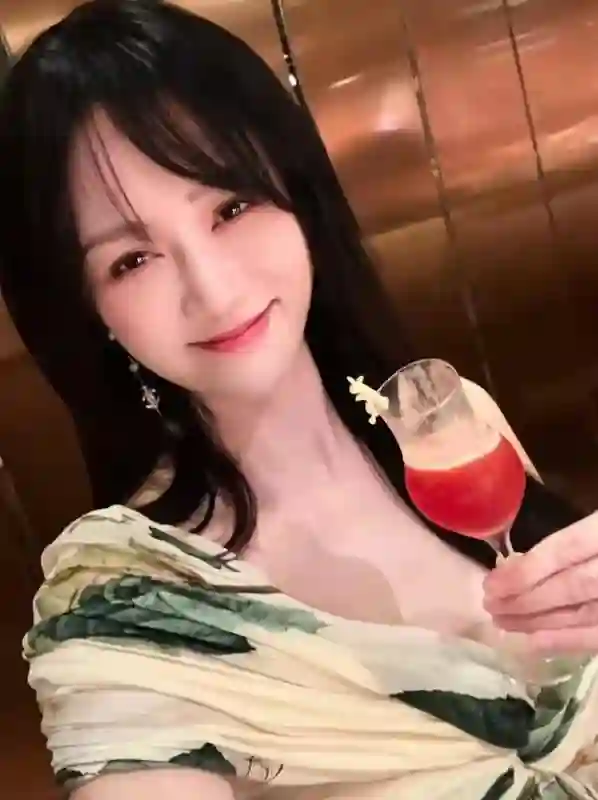 哇塞！陈乔恩46岁生日穿低胸裙和老公约会甜蜜，身材竟似少女？