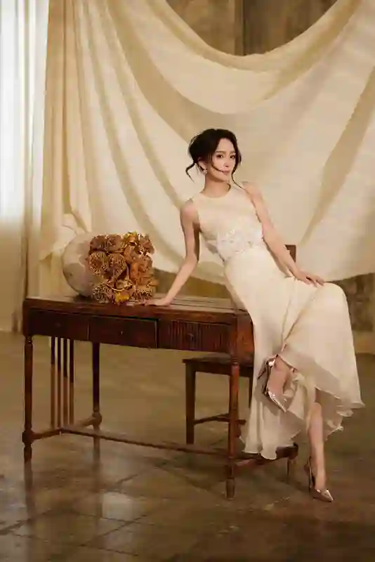 杨幂穿长裙搭白花腰饰，尽显清纯时髦范