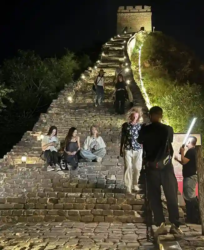 郭碧婷张予曦刘忻夜爬<em>长城</em>被偶遇，用行动诠释浪姐不散场