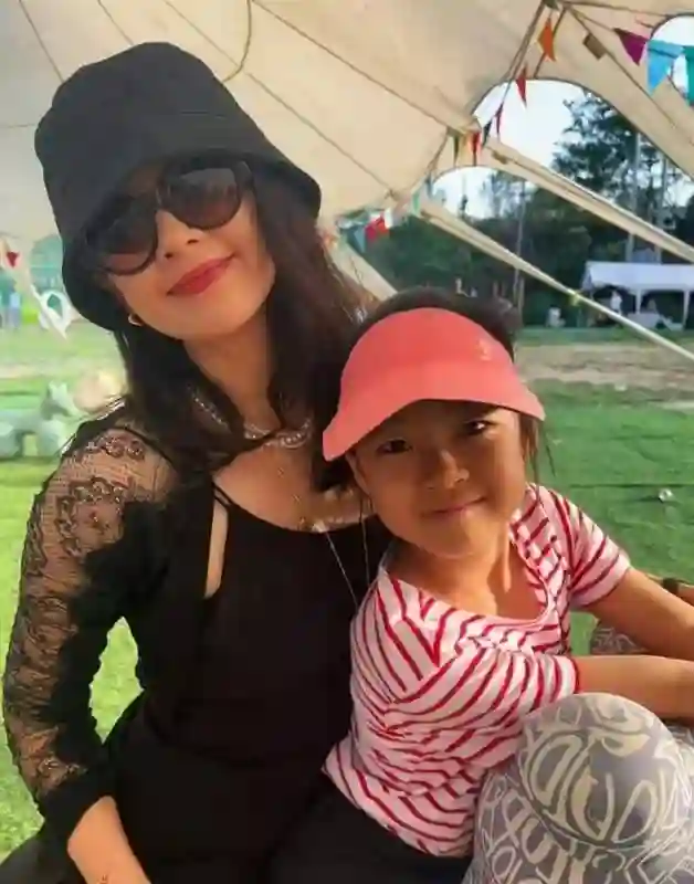 章子怡汪峰离婚后仨儿女首同框，一起看剧，醒醒兰花指抢镜好淑女