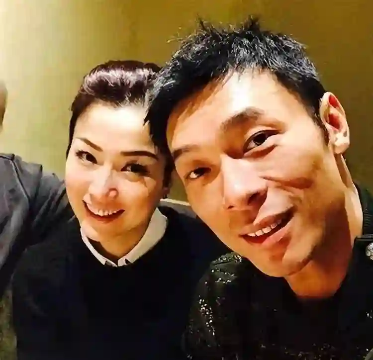 许志安和郑秀文在香港街头被偶遇！郑秀文眼睛肿胀紧挽许志安手臂