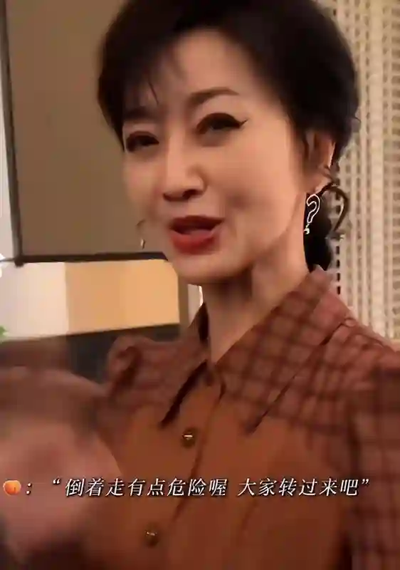 62岁叶童突发意外，遭疯狂粉丝拽下车，最新回应被网友赞高情商