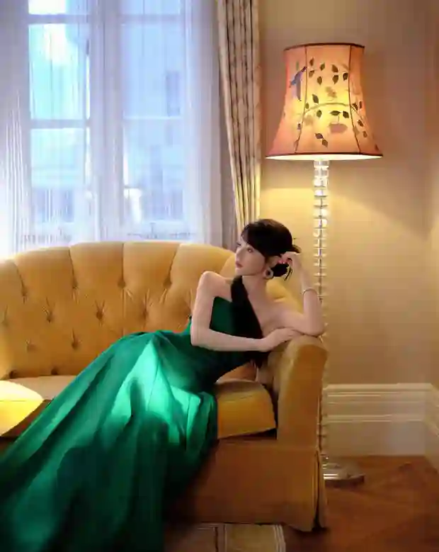 田曦薇绿抹胸礼服加身，美背线条勾勒优雅风姿