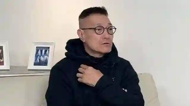 前妻烧炭自杀身亡！香港知名男星和儿子抱头痛哭，离婚后拒绝再婚