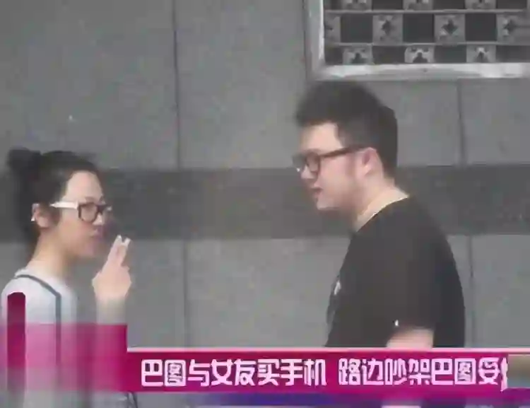 宋丹丹儿媳妇现状：整天烟不离手，和巴图相处像母子，俩孩超像他