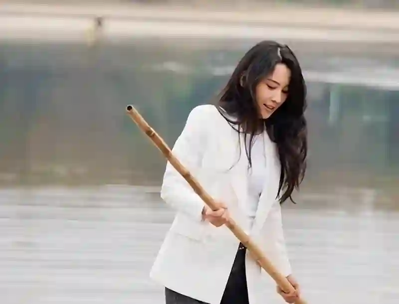 汪峰宁静牵手引争议，森林北删汪峰相关视频，晒童年照引发热议