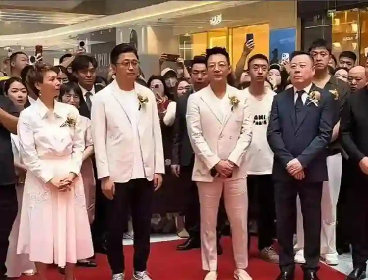 大S孩子正脸照曝光，玥儿长得太像大S，汪小菲一招和S妈划清界限