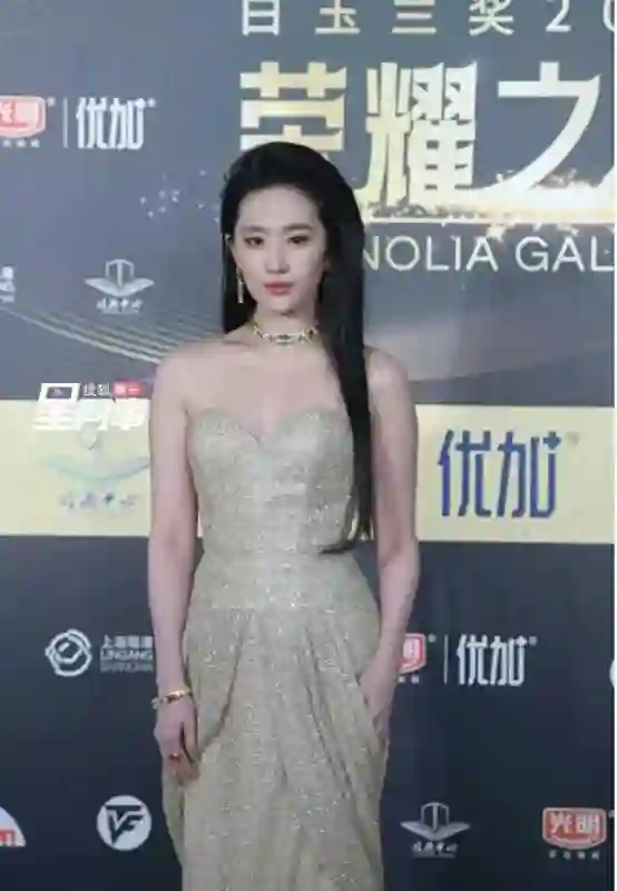 为什么赵丽颖不合群被夸刘亦菲不合群被骂？外交部的评价一针见血