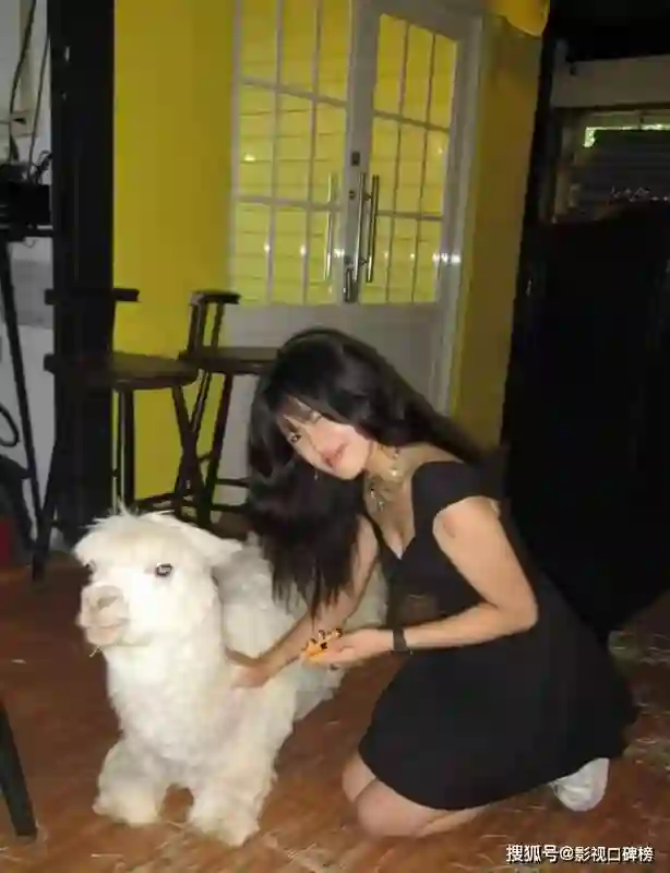 贾静雯女儿晒出美照，梧桐妹摘掉鼻环把头发染黑，素颜神似后爸