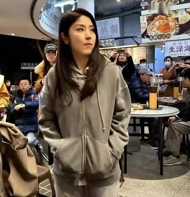 52岁陈慧琳在广州吃大排档, 大口嗦粉拍