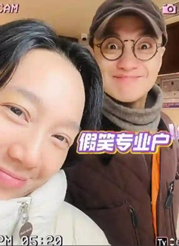 43岁朱丹在家晒美照！周一围视角下笑容超甜，配文：有快乐的味道