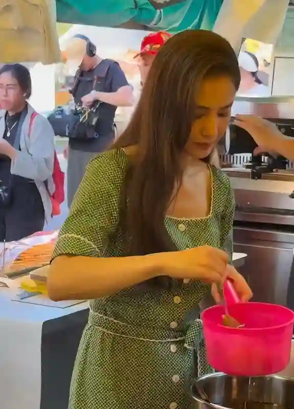 黄圣依近况曝光，打扮一言难尽，裙摆全是褶，网友：像穿了个麻袋