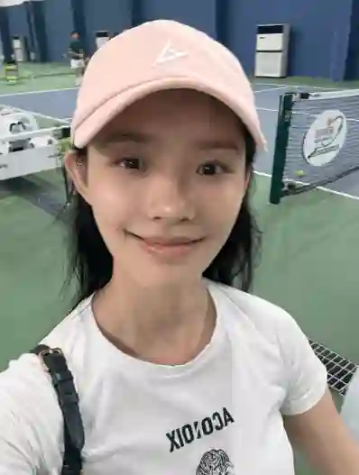 运动少女林允上线！与闺蜜周雨彤自拍状态轻松自然