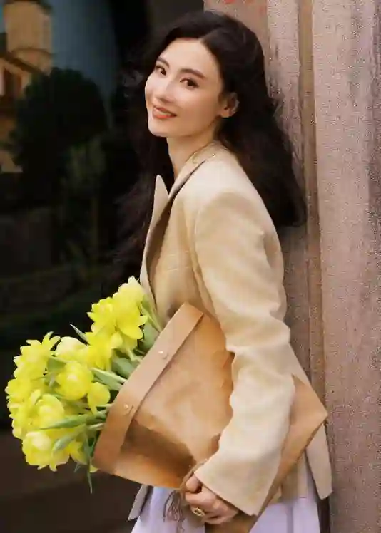 张柏芝现身上海张园，披身“麻布”却贵似豪门女主