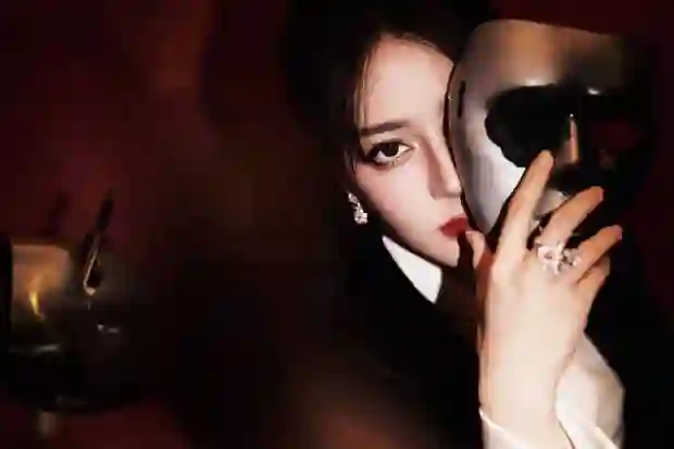 迪丽热巴歌剧风造型杀疯了！穿刺绣西装冷艳如女王