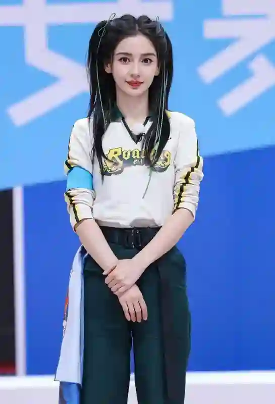 36岁杨颖去澳门吃蛋挞，穿米白色套装像少女，治好了我的年龄焦虑