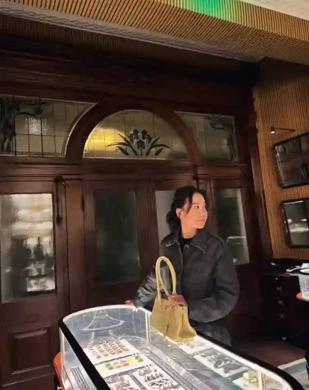 贾玲上海庆43岁生日，气质出众，颜值身材都保持得极好